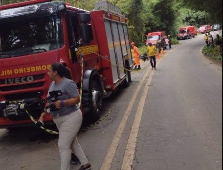 Motorista de ônibus que tombou e matou 7 em MG foi desviar de cachorros, diz PM