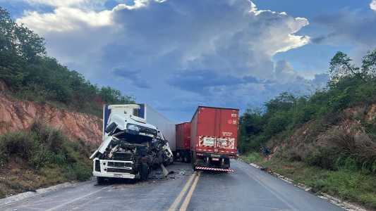 Colisão entre duas carretas em rodovia de Montes Claros neste primeiro e janeiro