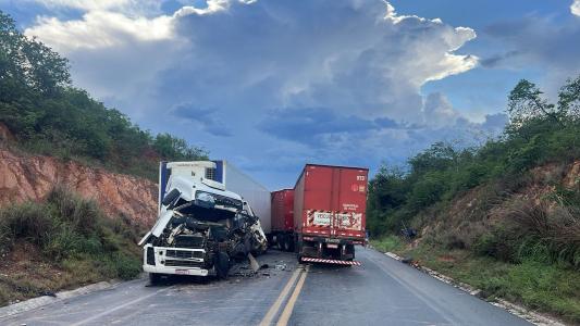 Colisão entre duas carretas em rodovia de Montes Claros neste primeiro e janeiro