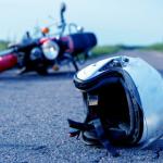 Motociclista bate em carro, cai na pista e é atropelada por carreta em MG
