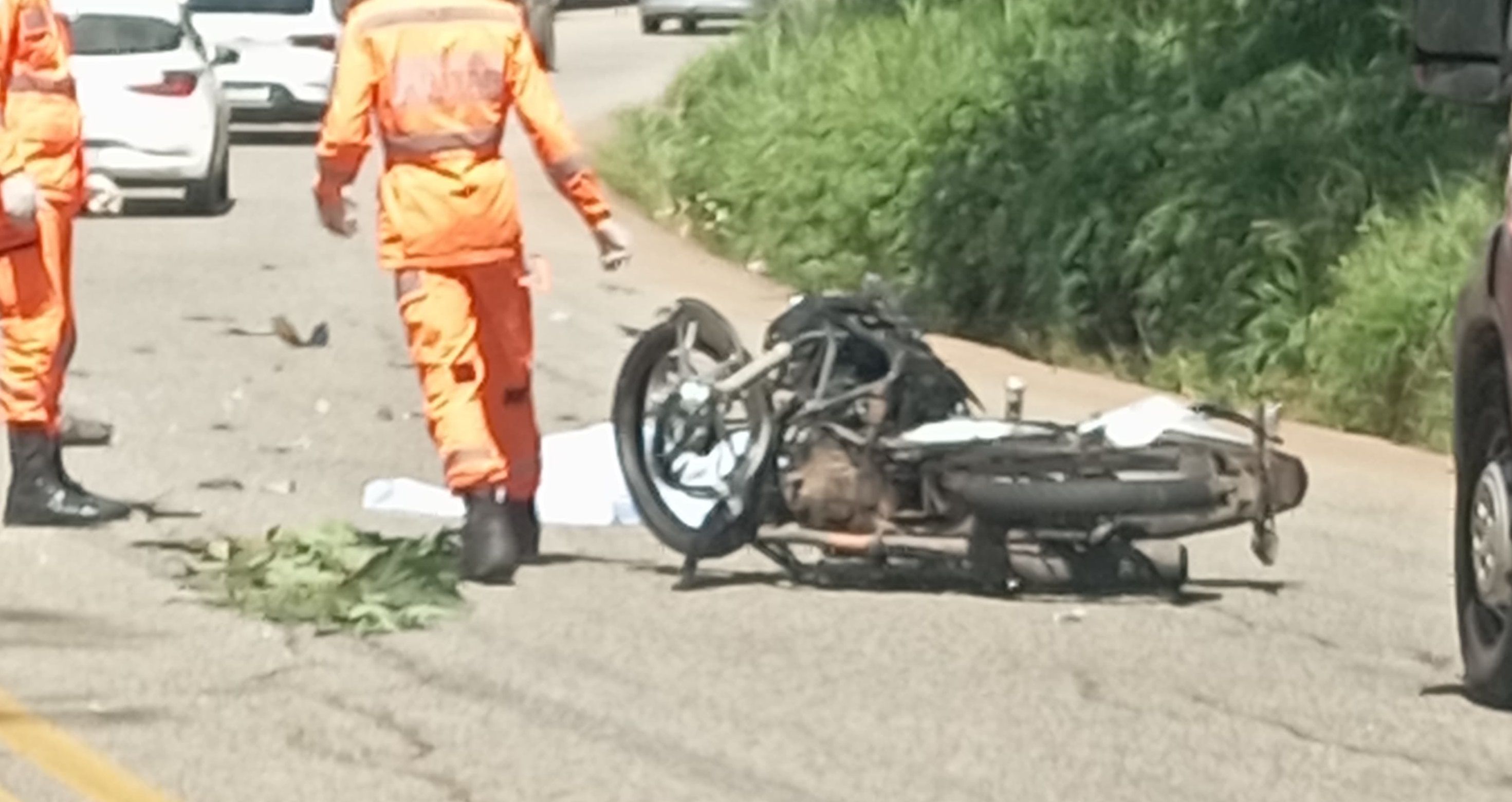 Batida entre moto e van mata um e fecha a BR-381, em João Monlevade