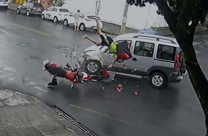 Vídeo: motoboy atingido por carro em BH ‘voa’ 15 metros, mochila amortece queda e ele sobrevive