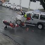 Vídeo: motoboy atingido por carro em BH ‘voa’ 15 metros, mochila amortece queda e ele sobrevive