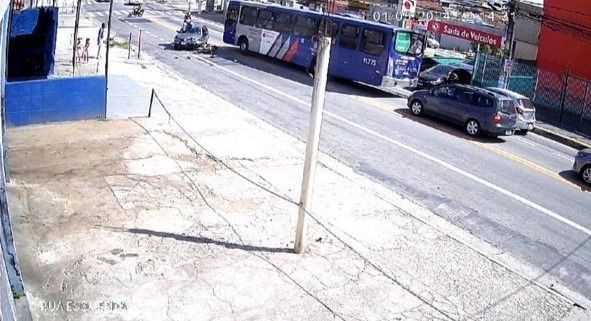 Vídeo: motociclista bate de frente em carro, dá cambalhota e termina sentado no teto do veículo
