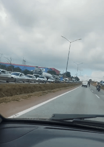 Imagem mostra congestionamento no sentido Brasília na 040, trecho de Ribeirão das Neves.