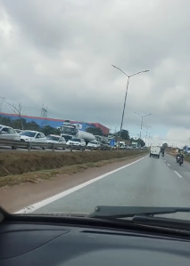 Imagem mostra congestionamento no sentido Brasília na 040, trecho de Ribeirão das Neves.