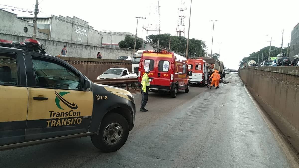 Motociclista morre em acidente com carreta em avenida de Contagem