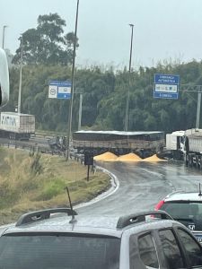 Acidente envolvendo duas carretas interdita os dois sentidos da pista na BR-040, em Lafaiete