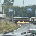 Batida entre carretas deixa um morto e fecha BR-040, em Conselheiro Lafaiete (MG)