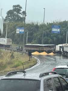 Acidente envolvendo duas carretas interdita os dois sentidos da pista na BR-040, em Lafaiete