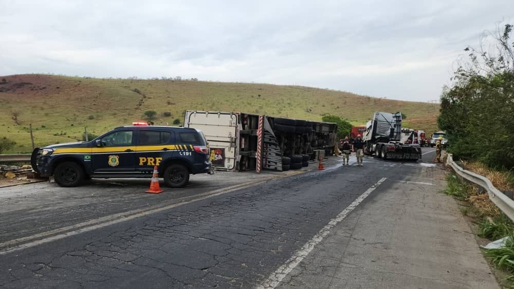 Carreta com carga de frango tomba na BR-381, em Governador Valadares