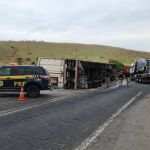 Carreta com carga de frango tomba na BR-381, em Governador Valadares