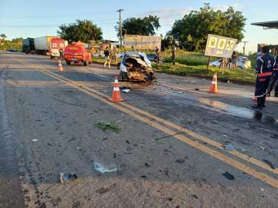 Acidente entre carro e ônibus de turismo deixou uma pessoa morta