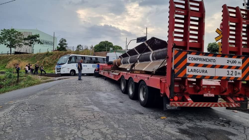 Carreta fica  presa em linha de trem em Betim