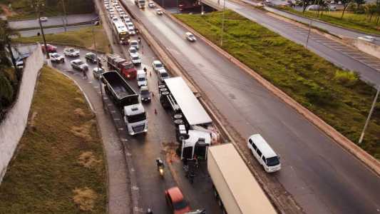 Acidente na manhã desta sexta-feira (26) foi na chegada da avenida Cristiano Machado &nbsp;