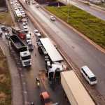 Vídeo: carreta tomba no Anel Rodoviário de Belo Horizonte e trava trânsito no sentido Rio de Janeiro