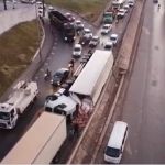 Doze horas após tombamento, carreta não foi retirada do Anel Rodoviário e afeta trânsito