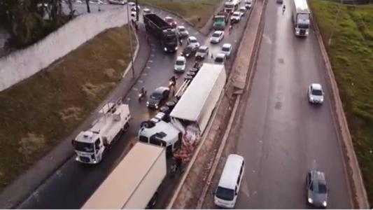 Acidente na manhã desta sexta-feira (26) foi na chegada da avenida Cristiano Machado