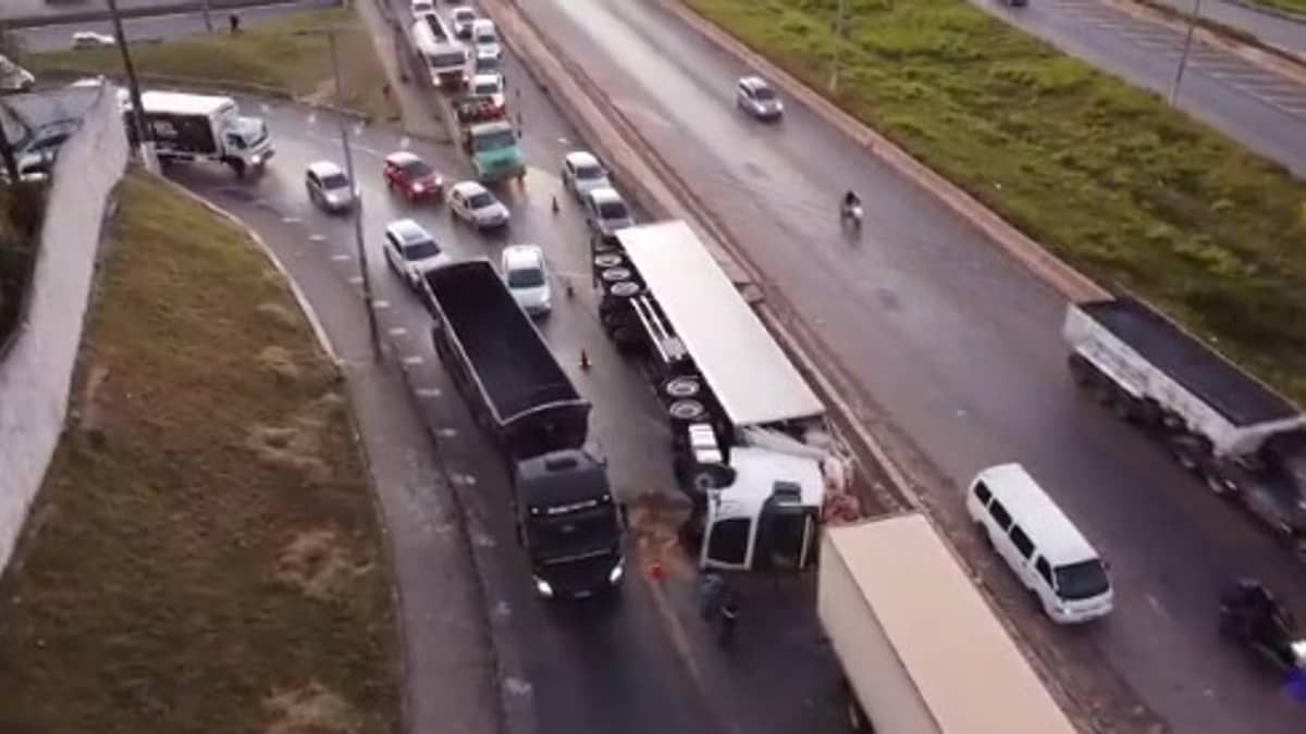 Após 17 horas carreta é destombada no Anel Rodoviário e avenida de BH sofre reflexos no trânsito