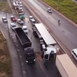 Após 17 horas carreta é destombada no Anel Rodoviário e avenida de BH sofre reflexos no trânsito