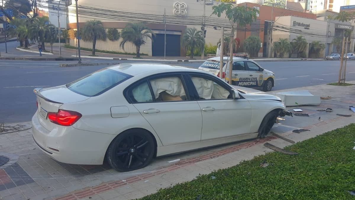 VÍDEO: Motorista com sinais de embriaguez causa acidente com carro de luxo na Savassi