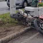 Vídeo: motociclista morre ao derrapar e bater em árvore na Via Expressa