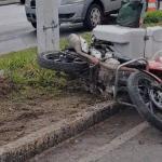 Vídeo: motociclista morre ao derrapar e bater em árvore na Via Expressa