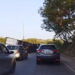 Carreta tomba na MG-20 e trava trânsito no limite entre BH e Santa Luzia
