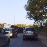 Carreta tomba na MG-20 e trava trânsito no limite entre BH e Santa Luzia