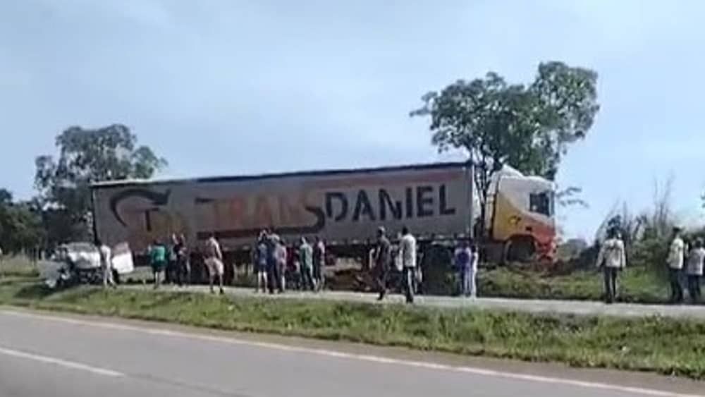 Carreta e carro batem na BR-040, em Ribeirão das Neves, e interdita trânsito
