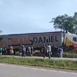 Carreta e carro batem na BR-040, em Ribeirão das Neves, e interdita trânsito