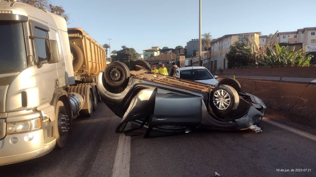 Motorista bêbado capota carro no Anel Rodoviário de Belo Horizonte