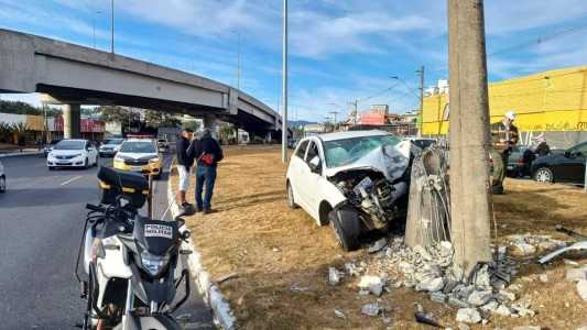 Acidente no canteiro central da avenida Cristiano Machado, sentido bairro