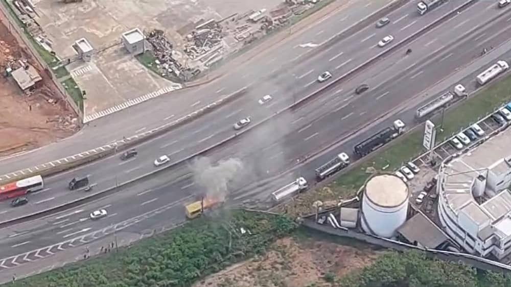 Ônibus pega fogo na Fernão Dias, em Betim 