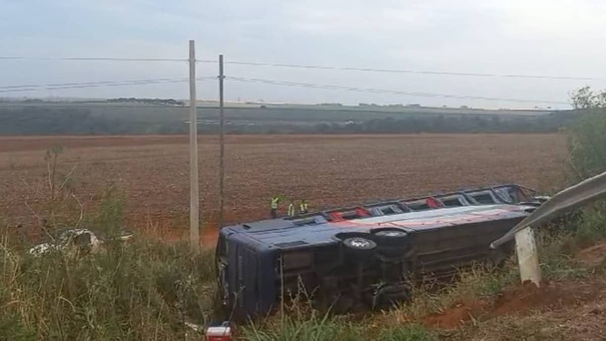 Ônibus com mais de 30 passageiros cai de ribanceira na BR-356 (MG); duas pessoas morreram