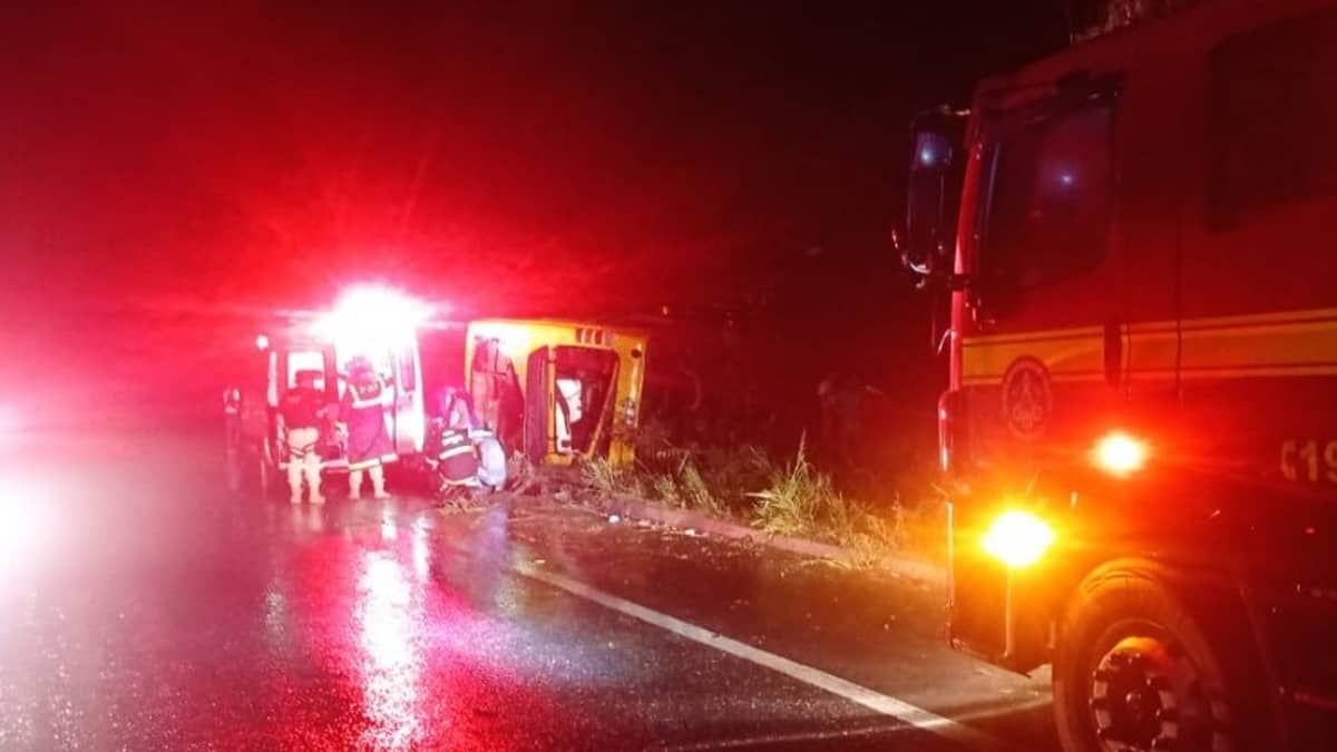 Ônibus tomba e deixa feridos na BR-251, em Francisco Sá 