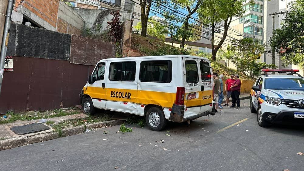 Vídeo: van escolar bate em poste e em muro no bairro Sion