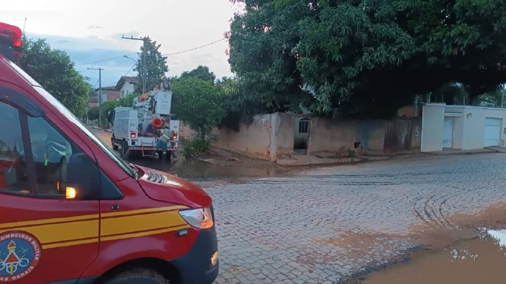Bombeiros salvam homem eletrocutado após subir em mangueira para pegar fruitas em MG 