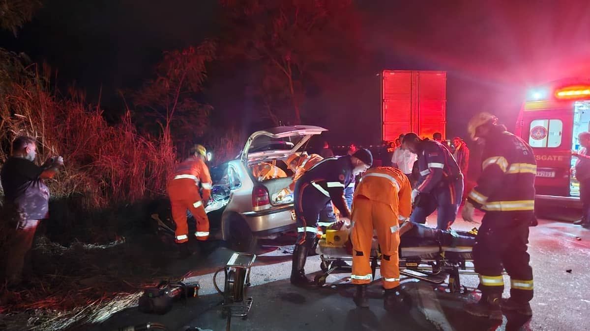 Batida entre carro e carreta deixa quatro feridos na BR-381 no Vale do Aço, em Minas 