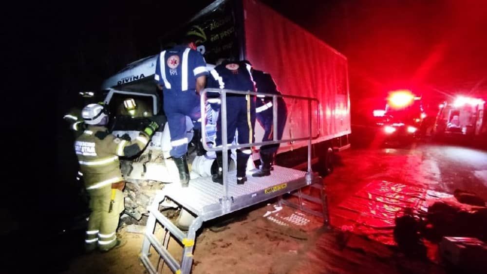 Batida entre carreta e caminhão deixa feridos na BR-116 em Minas 