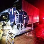 Batida entre carreta e caminhão deixa feridos na BR-116 em Minas