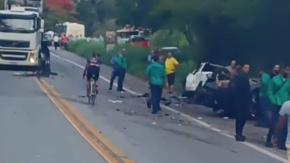 Batida entre carreta e carro deixa dois mortos na BR-381, na Grande BH 