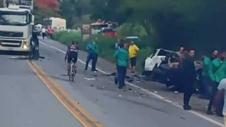 Acidente ocorreu na manhã desta segunda (16) e trava o trãnsito