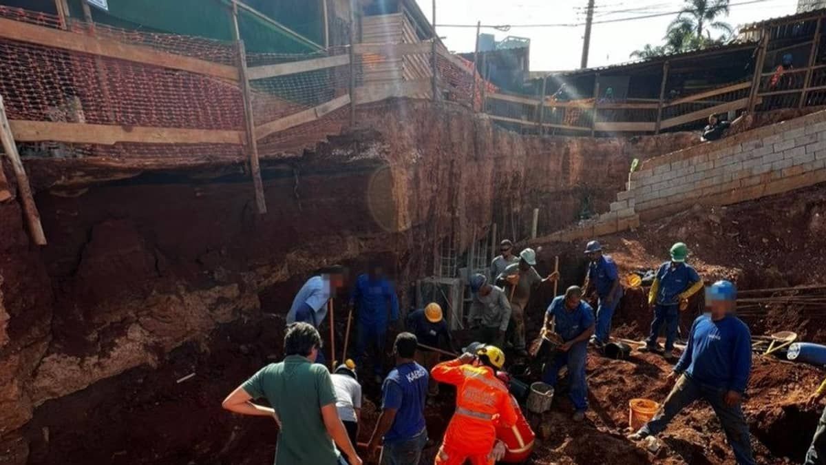 Três operários morrem soterrados em obra de supermercado no Belvedere, em BH