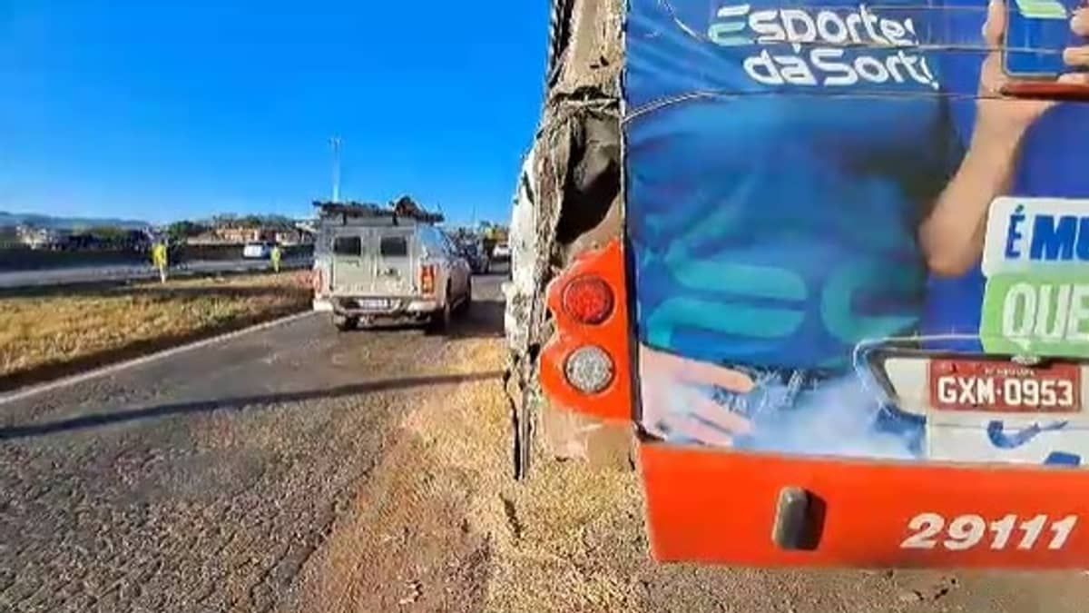 Batida entre ônibus e carreta deixa três feridos no Anel Rodoviário, em BH