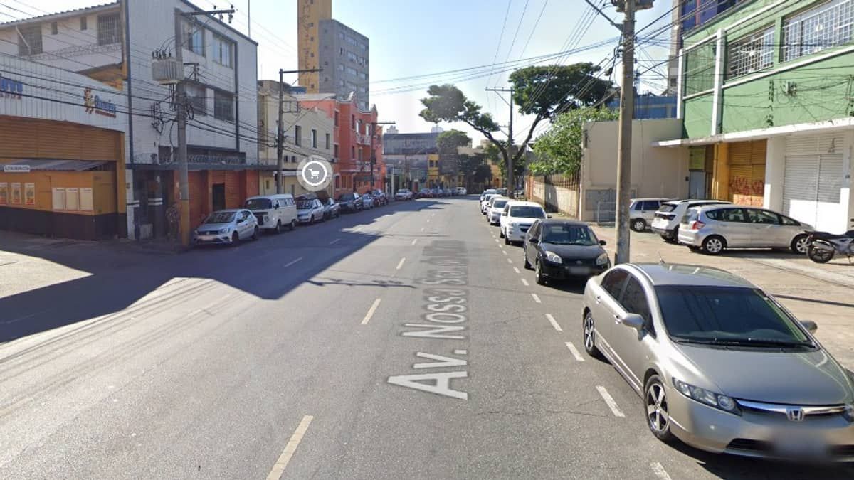 Casal fica retido em carro após perder o controle da direção e bater em poste no bairro Carlos Prates, em BH 