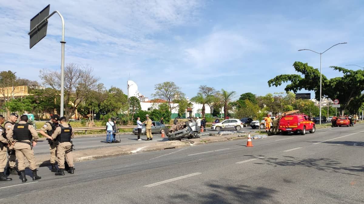 Carro que capotou na av. dos Andradas e deixou dois mortos estava com sete pessoas e fugia de blitz