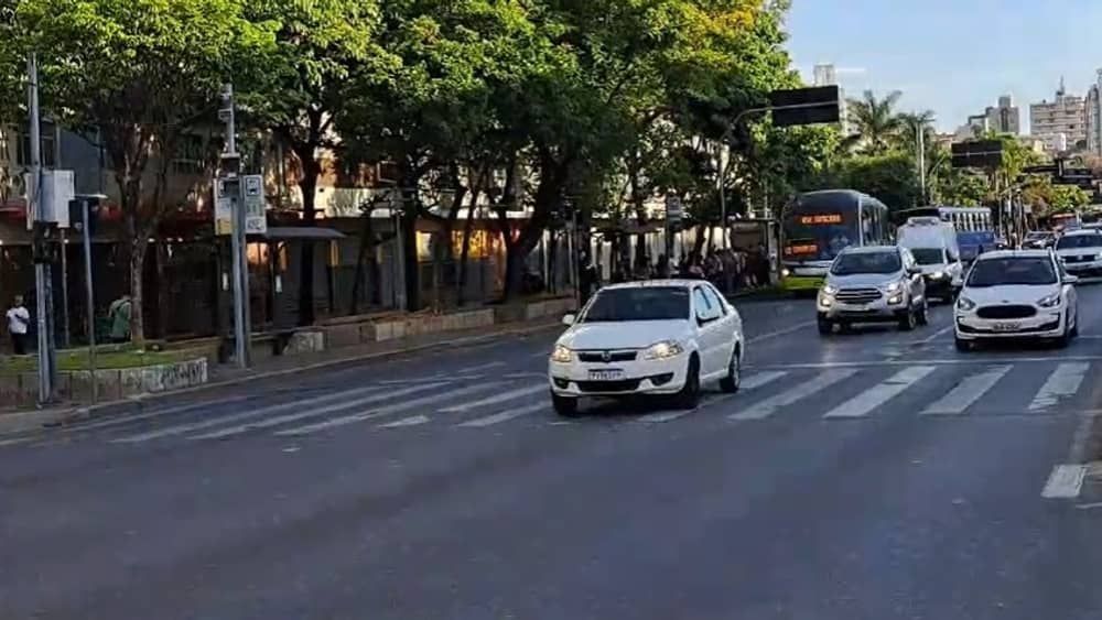 Mulher tem perna prensada por porta de ônibus do Move no Centro de BH