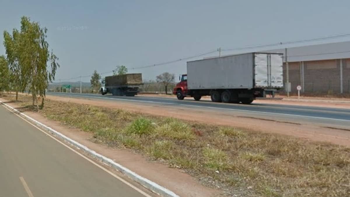 Ciclista fica gravemente ferido após ser atingido por carreta no Norte de Minas