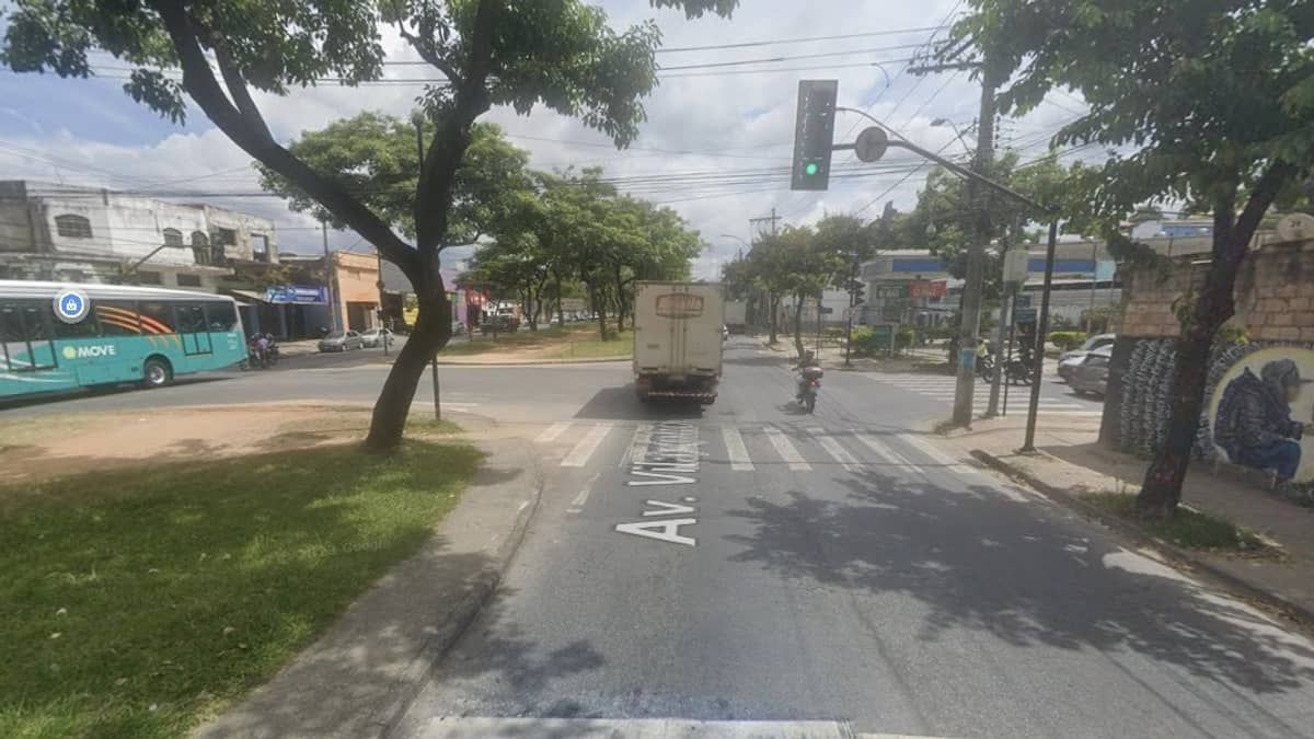Carro bate em poste e deixa cinco pessoas feridas em Venda Nova
